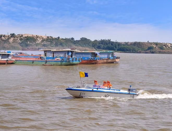 Cảnh báo nguy hiểm cho tàu thuyền tại vị trí xe container chìm dưới đáy sông Hồng -0