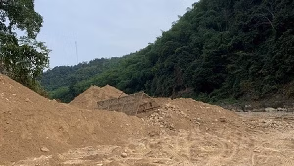 Doanh nghiệp khai thác khoáng sản trái phép bị xử phạt hơn 400 triệu đồng