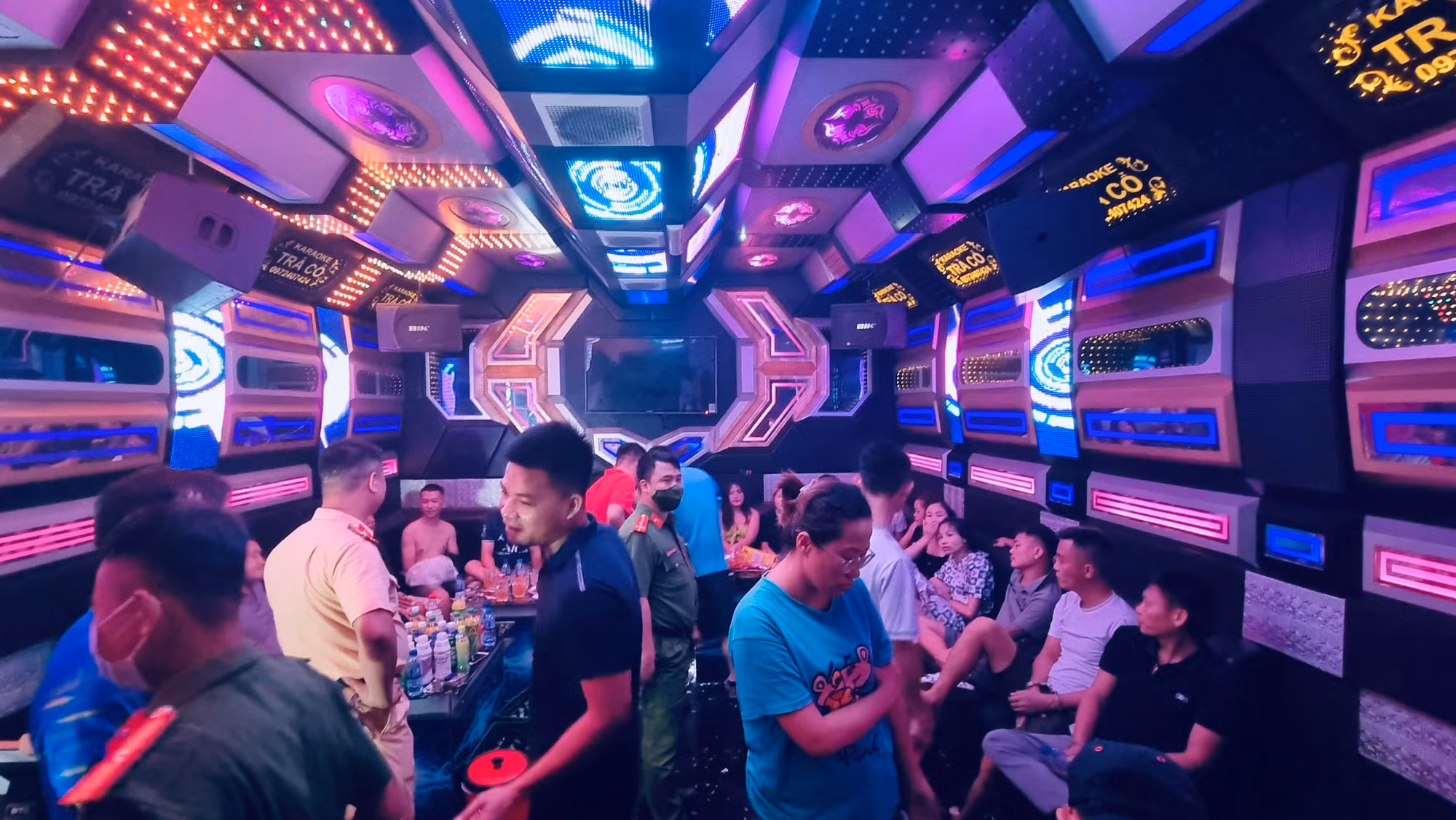 19 thanh niên vào quán karaoke “hít hà” ma túy -1