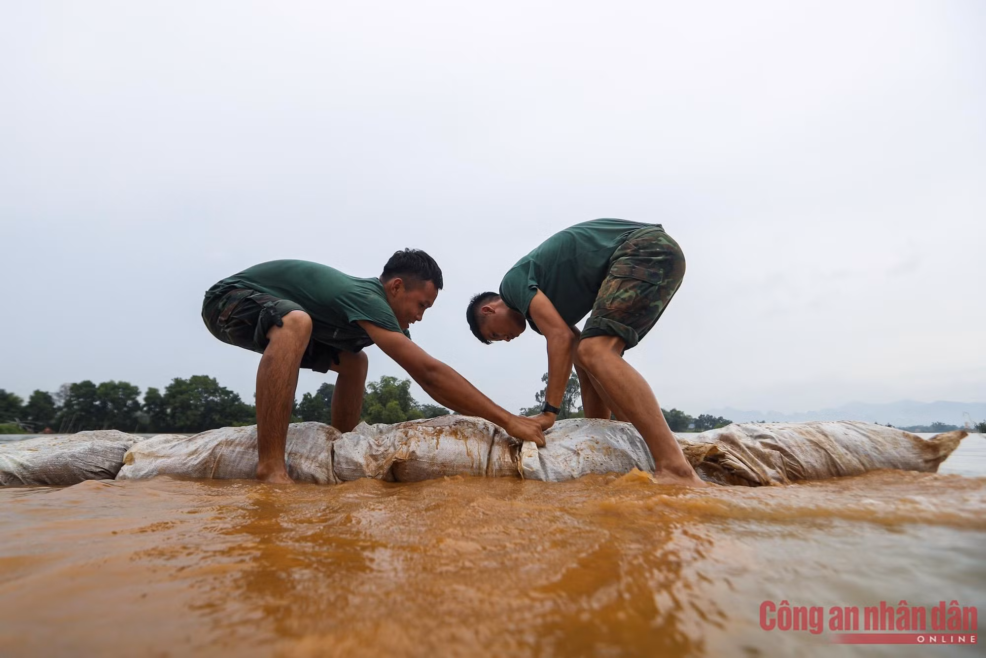 Nước dâng cao, người dân Chương Mỹ lao đao vì ngập -1