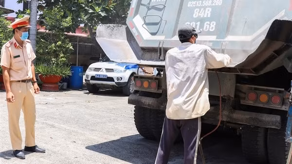 Tỉnh Vĩnh Long xử phạt trên 850 triệu đồng phương tiện vi phạm cơi nới, quá tải trọng