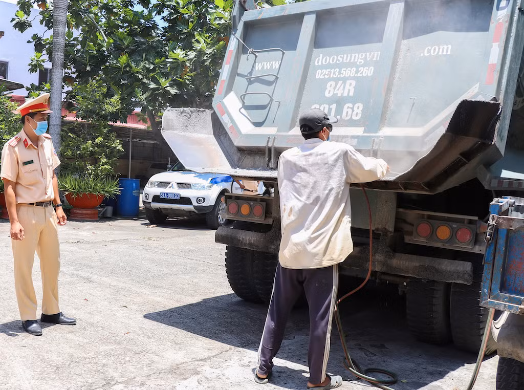 lực lượng cảnh sát giao thông công an tỉnh giám sát việc cắt bỏ phần gắn thêm phía sau xe (1).jpg -0