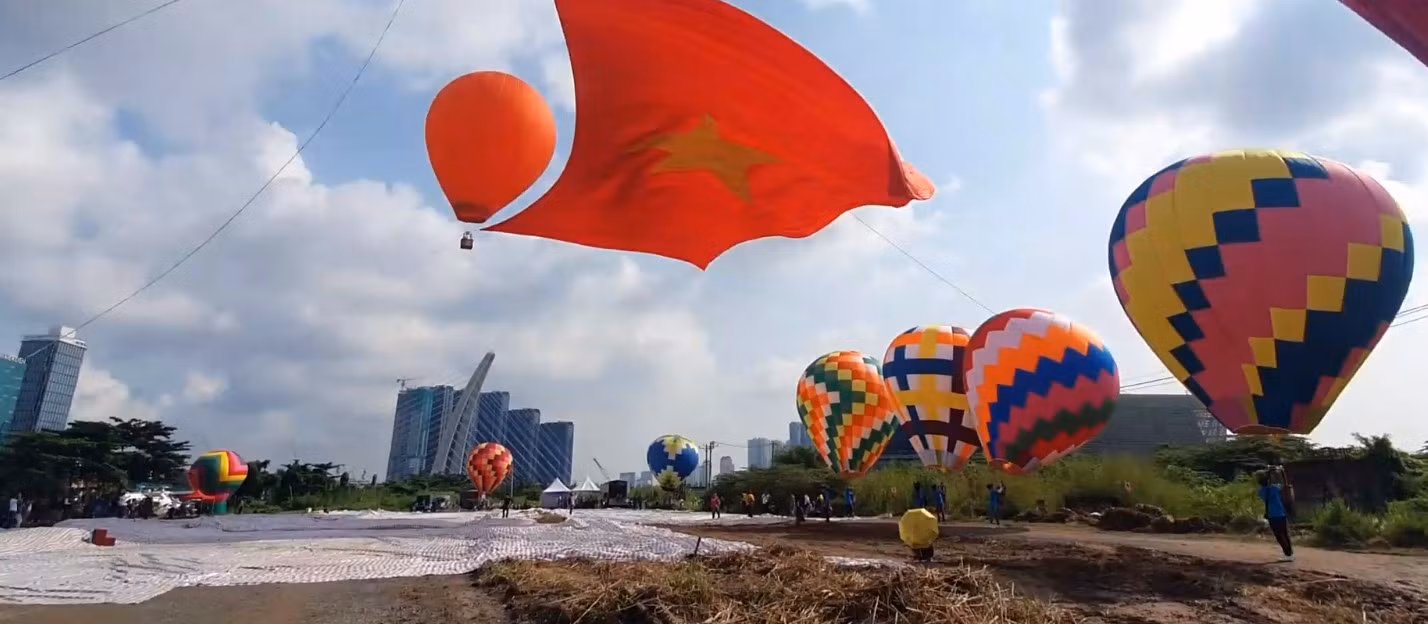 Khinh khí cầu đưa quốc kỳ 1.800m2 bay lên bầu trời tại TP Hồ Chí Minh -2
