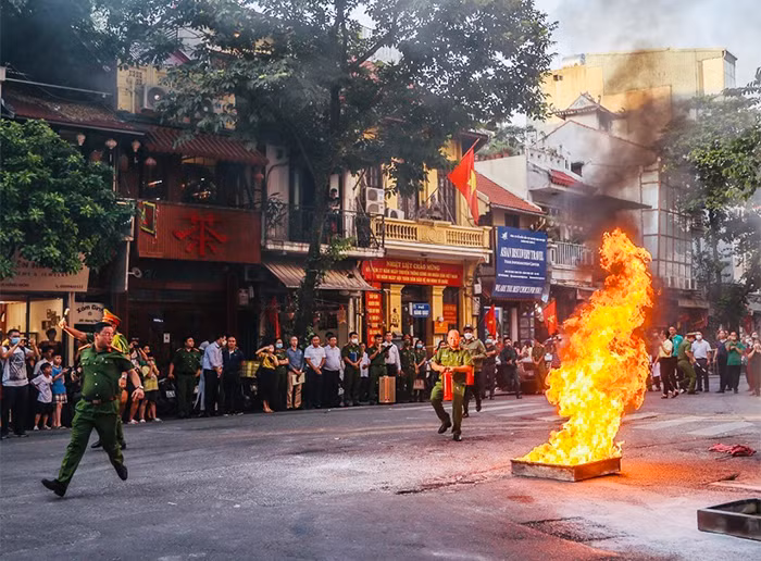 Tổ liên gia cùng nhau chữa cháy -1