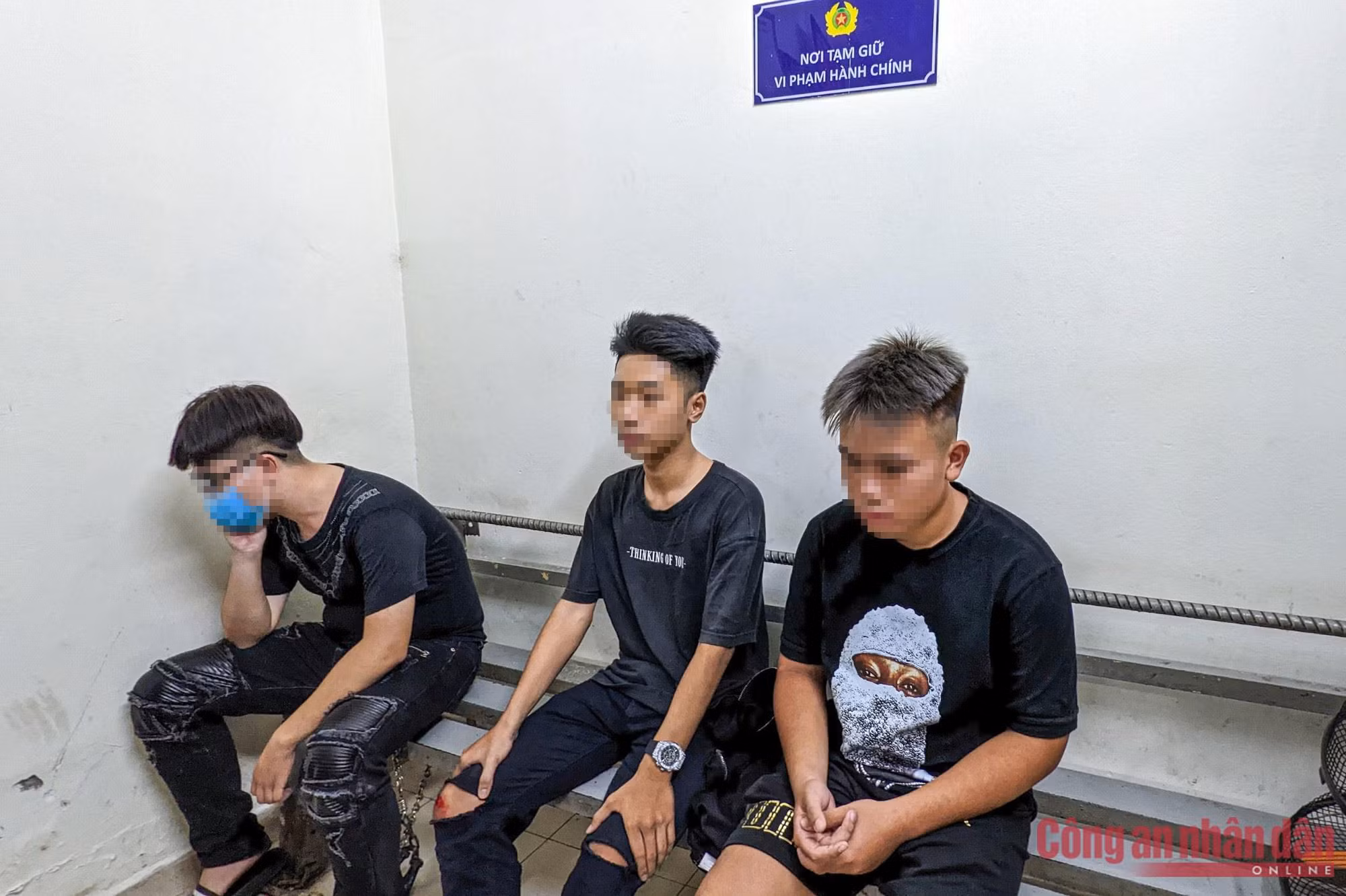 141 hóa trang truy quét quái xế, bắt giữ nhiều bình khí cười -0