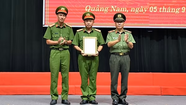 Trao Thư khen của Chủ tịch nước gửi Cảnh sát cứu nạn, cứu hộ Công an tỉnh Quảng Nam