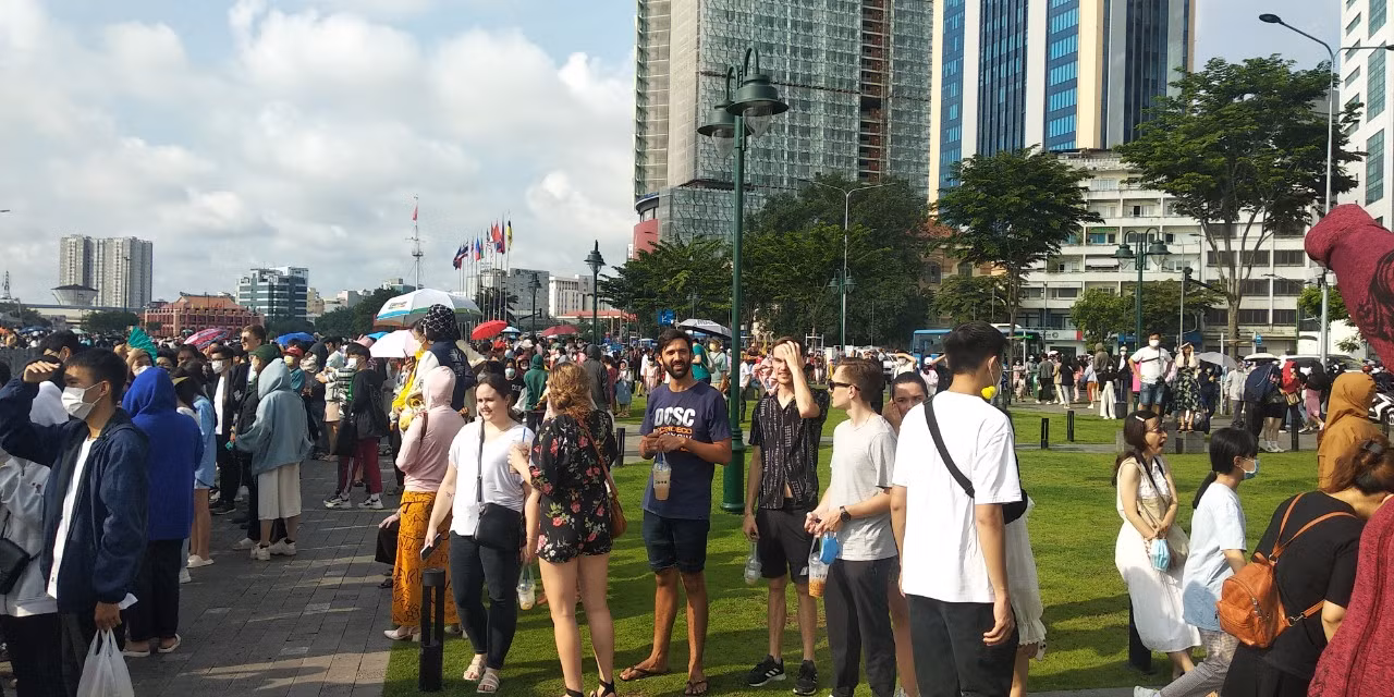 Khinh khí cầu đưa quốc kỳ 1.800m2 bay lên bầu trời tại TP Hồ Chí Minh -0