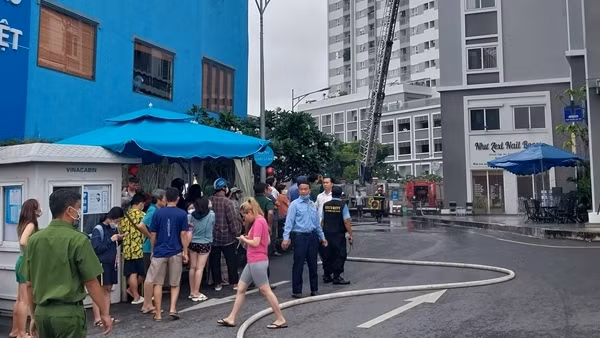 Cư dân tháo chạy khi phát hiện căn hộ trên tầng 8 bốc cháy