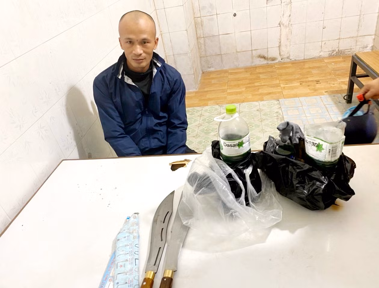 Bị đuổi việc, mang “bom xăng” và mã tấu đi trả thù -0