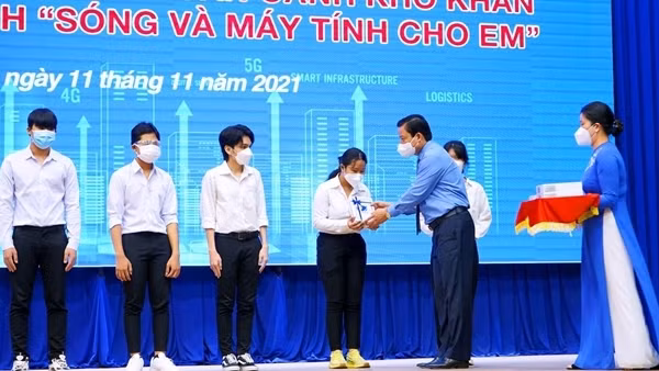 “Sóng và máy tính cho em”- không để học sinh nào “bị bỏ lại phía sau”