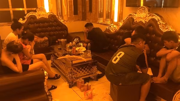 Bắt quả tang 12 đối tượng dương tính với ma túy trong quán karaoke