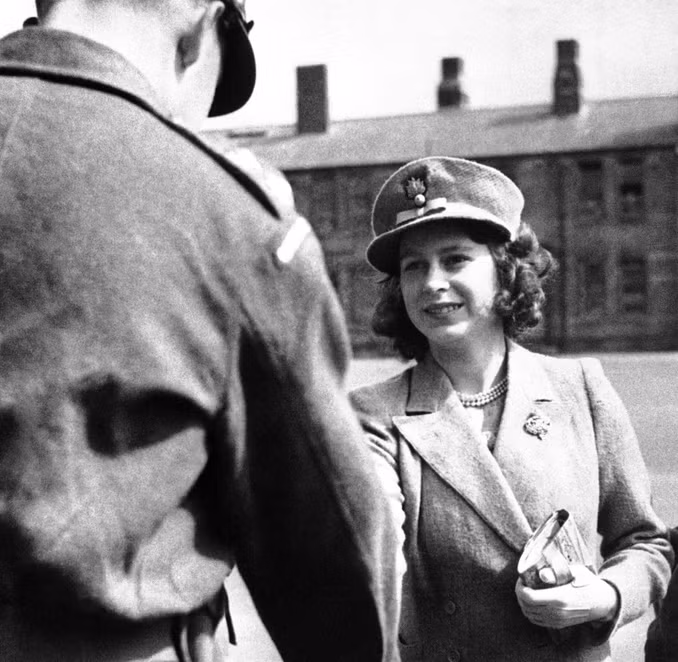 Cuộc đời Nữ hoàng Anh Elizabeth II qua những bức ảnh hiếm -1