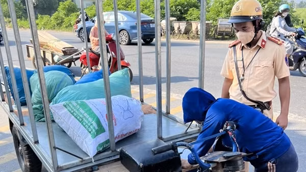 Mạnh tay xử lý xe 3 bánh tự chế “làm xiếc” ở làng nghề Thạch Thất