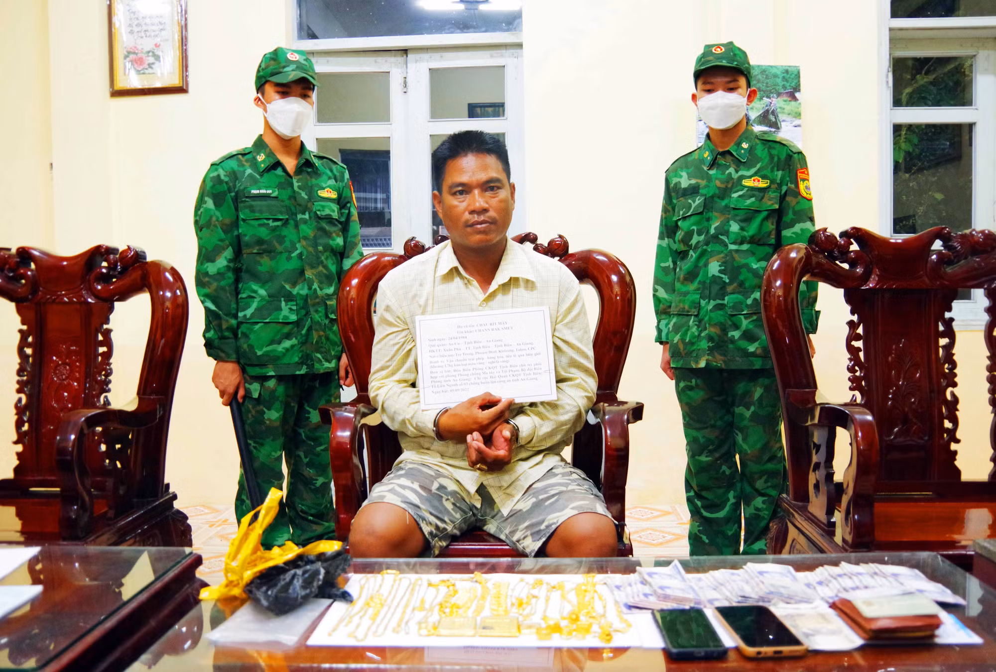 Bắt quả tang đối tượng vận chuyển gần 1,775 kg vàng qua biên giới -0
