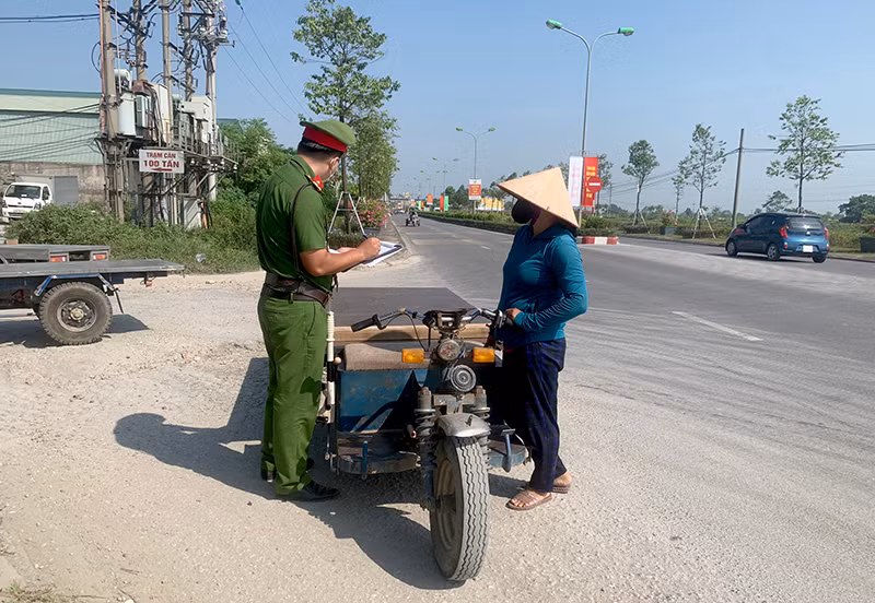 Mạnh tay xử lý xe 3,4 bánh tự chế “làm xiếc” ngoài đường -0