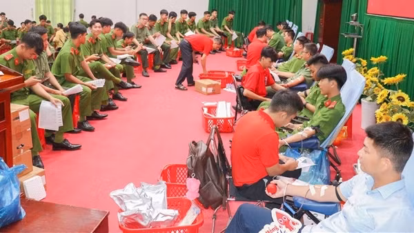 Hơn 200 CBCS Công an Vĩnh Long tham gia hiến máu tình nguyện