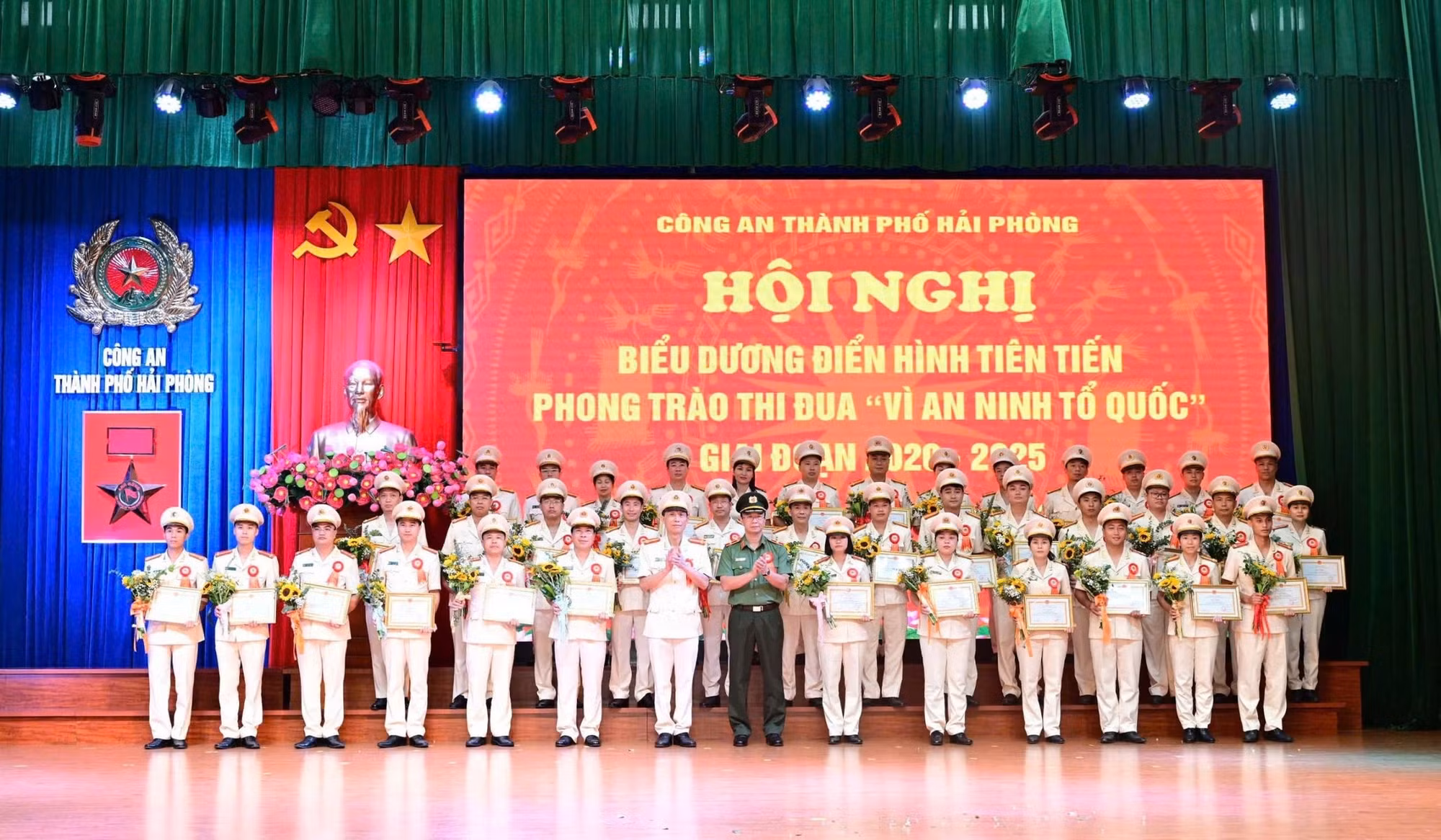 Công an Hải Phòng vinh danh 100 gương điển hình tiên tiến -0