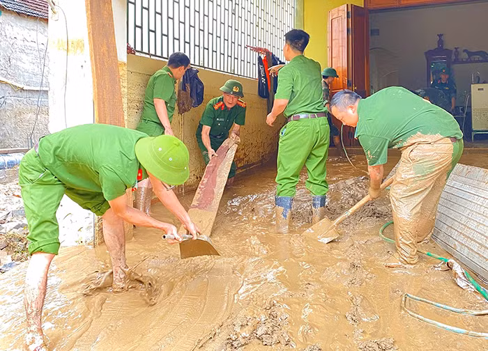 Công an tỉnh Nghệ An: Cùng dân trong tâm lũ -0