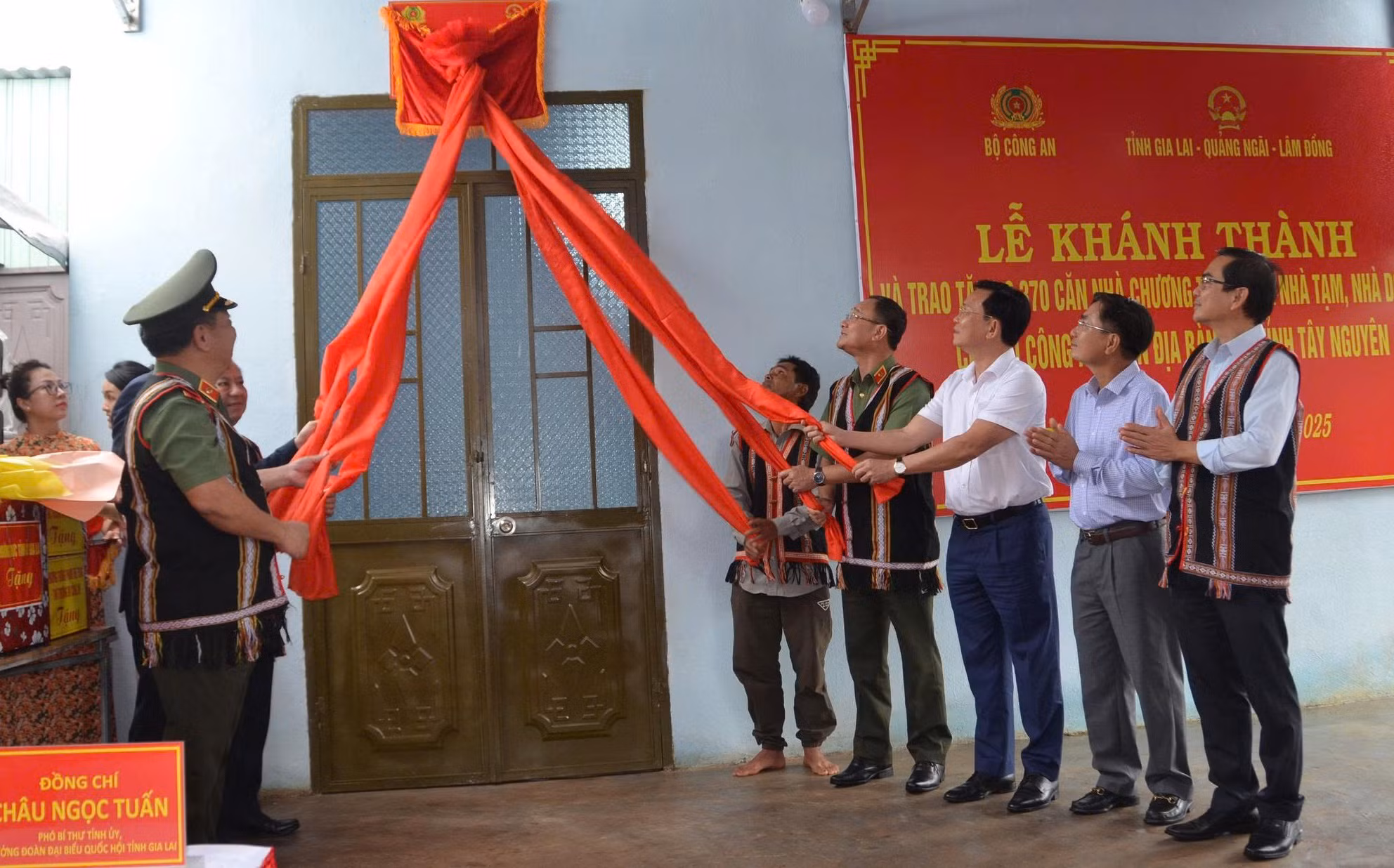 Bộ Công an bàn giao hơn 6.000 căn nhà cho hộ nghèo ở Tây Nguyên -0