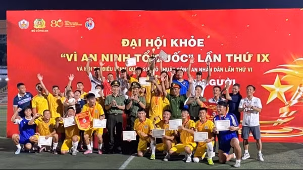 Trao thưởng các&nbsp;môn thi đấu tại Đại hội khỏe “Vì an ninh Tổ quốc” lần thứ IX