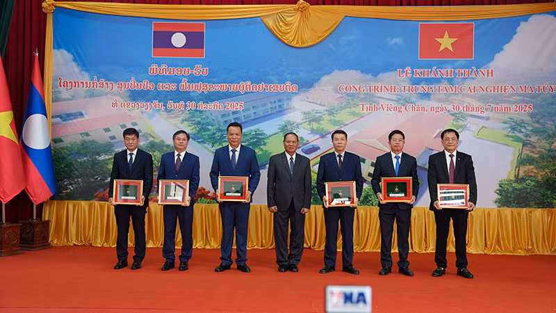Bộ trưởng Lương Tam Quang dự lễ bàn giao Trung tâm cai nghiện ma tuý tại Lào -0