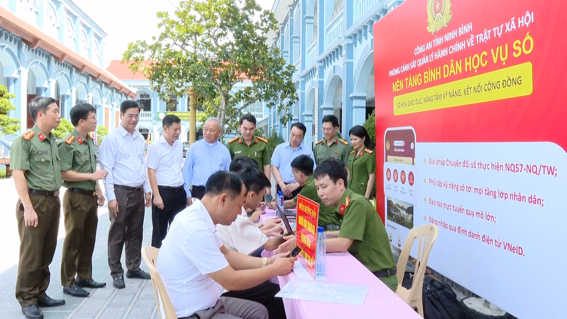 Các đại biểu tham quan điểm hướng dẫn người dân kích hoạt, đăng nhập, sử dụng VNeID và tham gia phong trào “Bình dân học vụ số”.