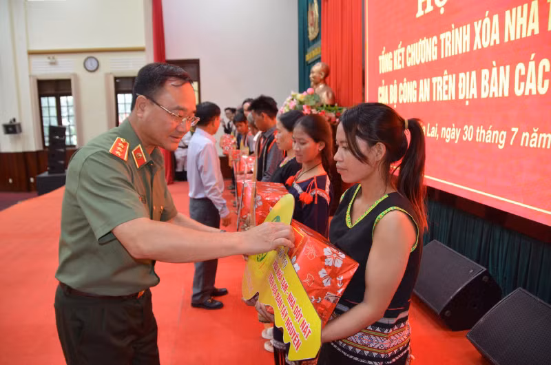 Bộ Công an bàn giao hơn 6.000 căn nhà cho hộ nghèo ở Tây Nguyên -0