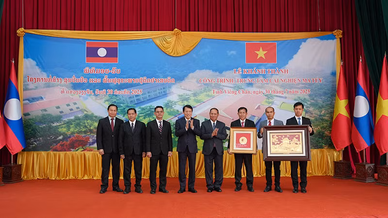 Bộ trưởng Lương Tam Quang dự lễ bàn giao Trung tâm cai nghiện ma tuý tại Lào -0