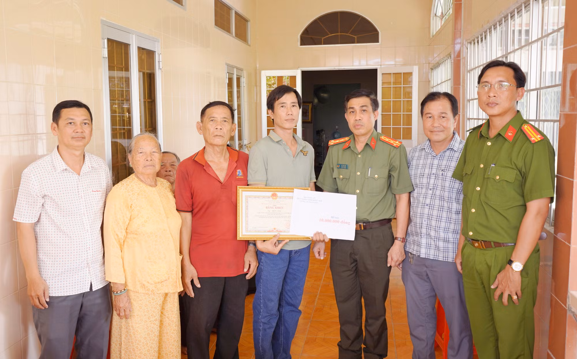 Khen thưởng cá nhân có thành tích xuất sắc đấu tranh, phòng chống tội phạm -0