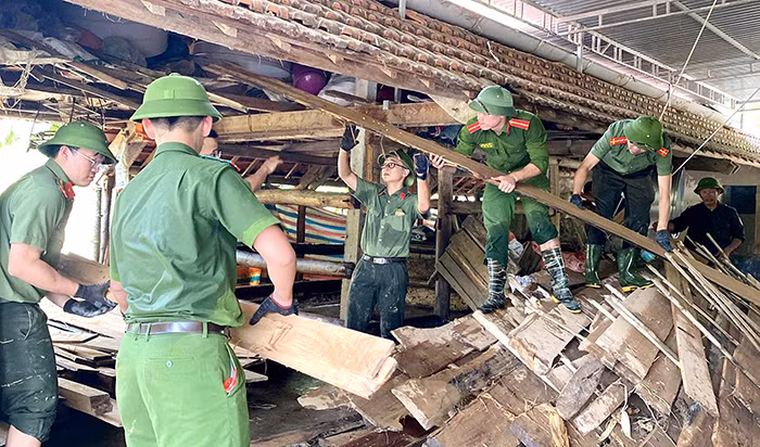 Công an tỉnh Nghệ An: Cùng dân trong tâm lũ -0
