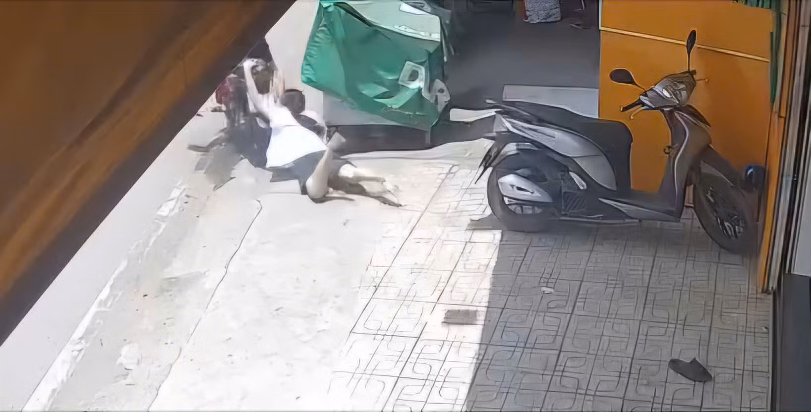 Bắt người đàn ông vờ hỏi mua nhẫn vàng rồi cướp giật bỏ chạy -2
