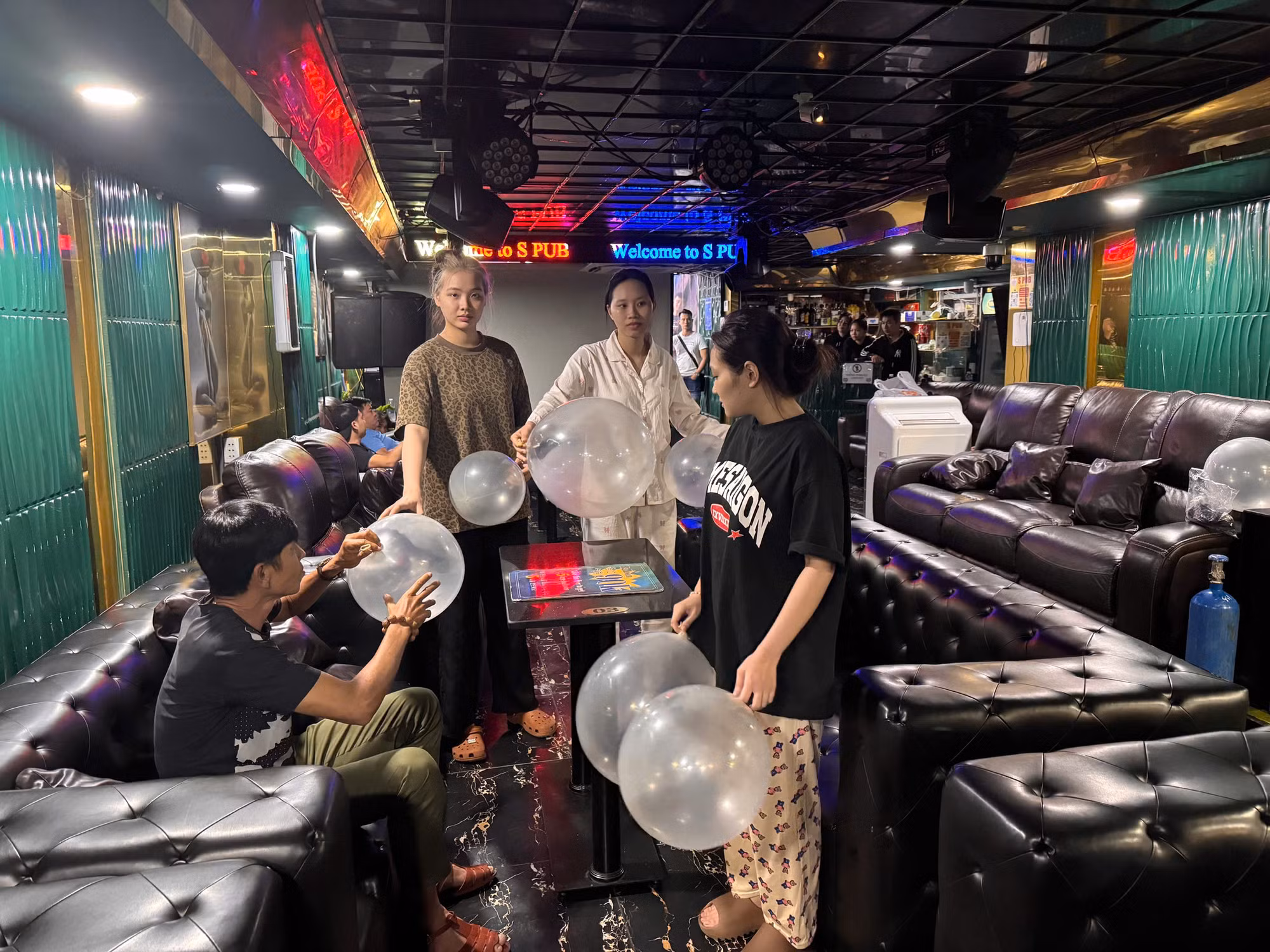 Mua bán bóng cười ngụy trang “Cocktail BL và Combo Cocktail BL”, thu lợi bất chính hàng trăm tỷ đồng -2