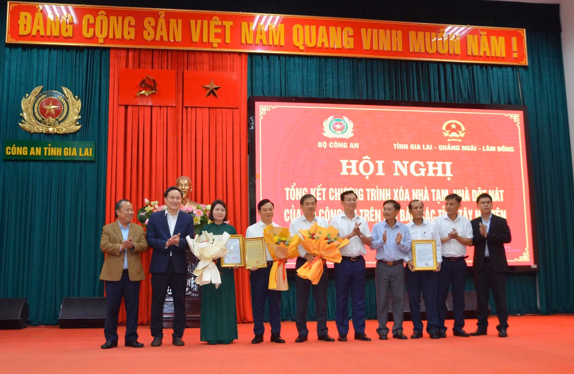 Bộ Công an bàn giao hơn 6.000 căn nhà cho hộ nghèo ở Tây Nguyên -0