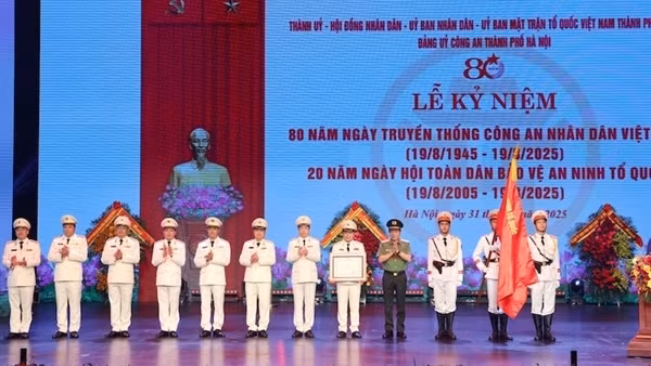 Công an TP Hà Nội đón nhận&nbsp;Huân chương Chiến công hạng Nhất