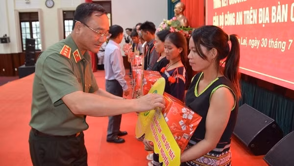 Bộ Công an bàn giao hơn 6.000 căn nhà cho hộ nghèo ở Tây Nguyên