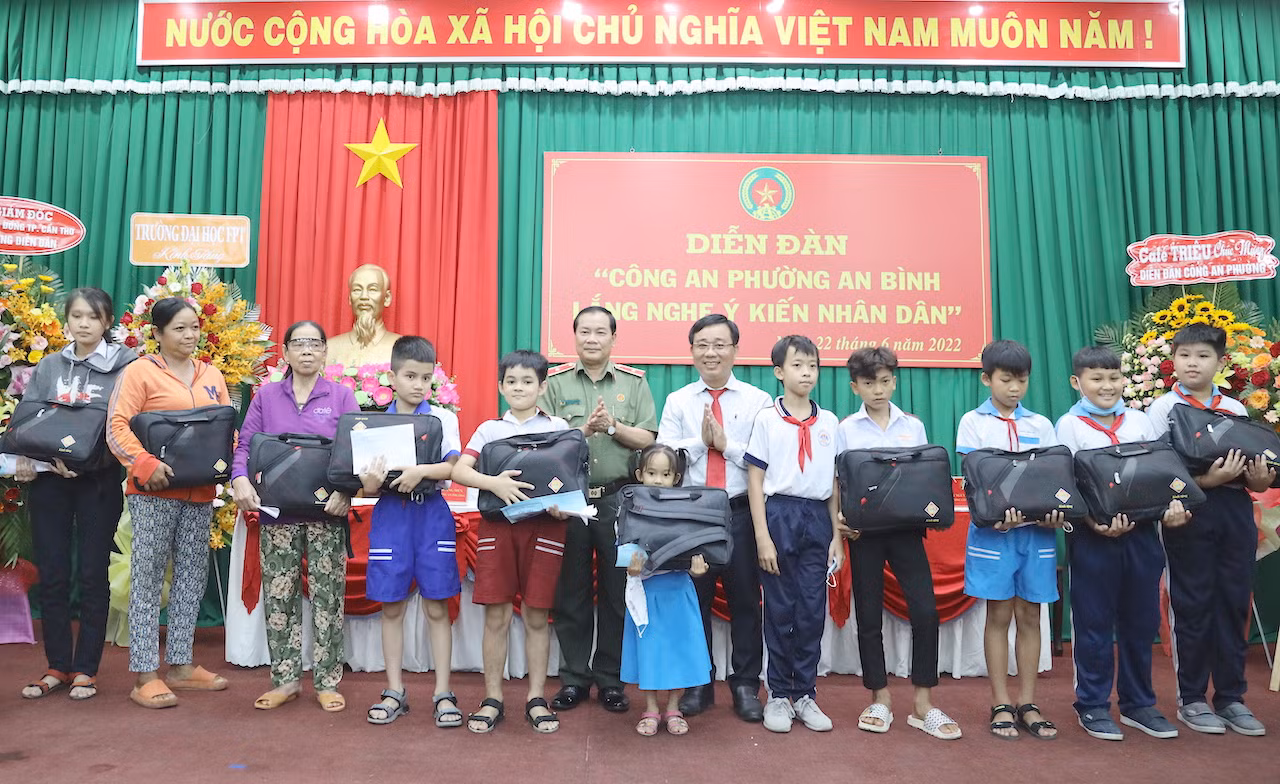 Công an phường lắng nghe ý kiến nhân dân để phục vụ tốt hơn -0