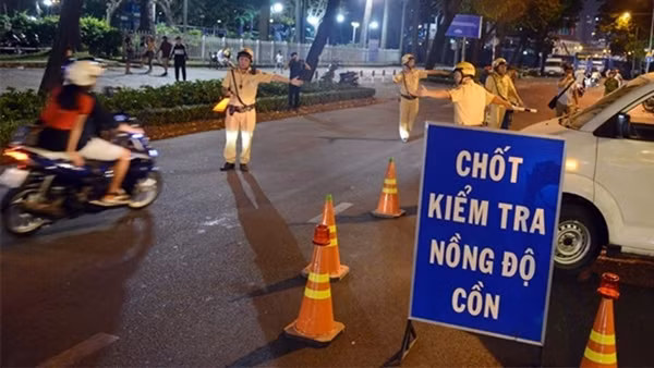 Bị kiểm tra nồng độ cồn, nhiều tài xế vứt xe giữa đường, bỏ đi ảnh 4