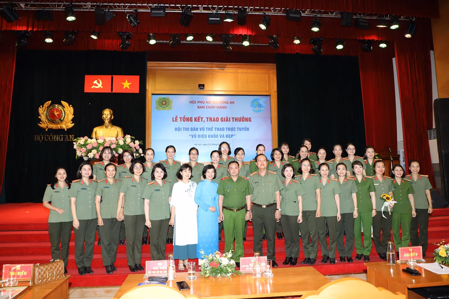 Hội phụ nữ Bộ Công an trao giải thưởng Hội thi dân vũ thể thao -0