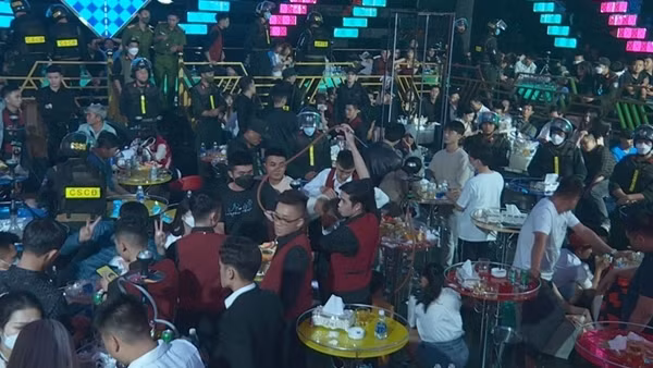 Nhóm thanh niên mang theo súng cùng 25 viên đạn vào quán bar