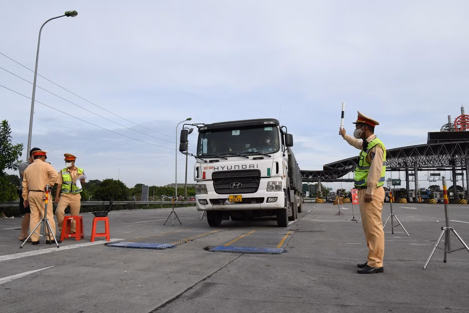 Tước phù hiệu đối với lái xe chở quá tải trên cao tốc Pháp Vân – Cầu Giẽ -0