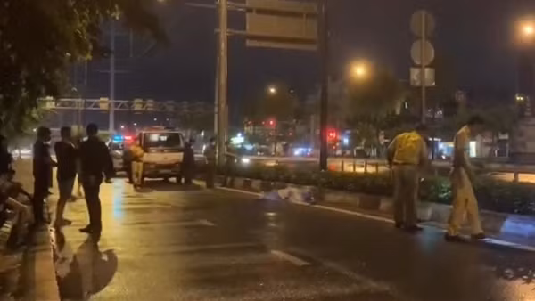 Tông dải phân cách, hai sinh viên thương vong