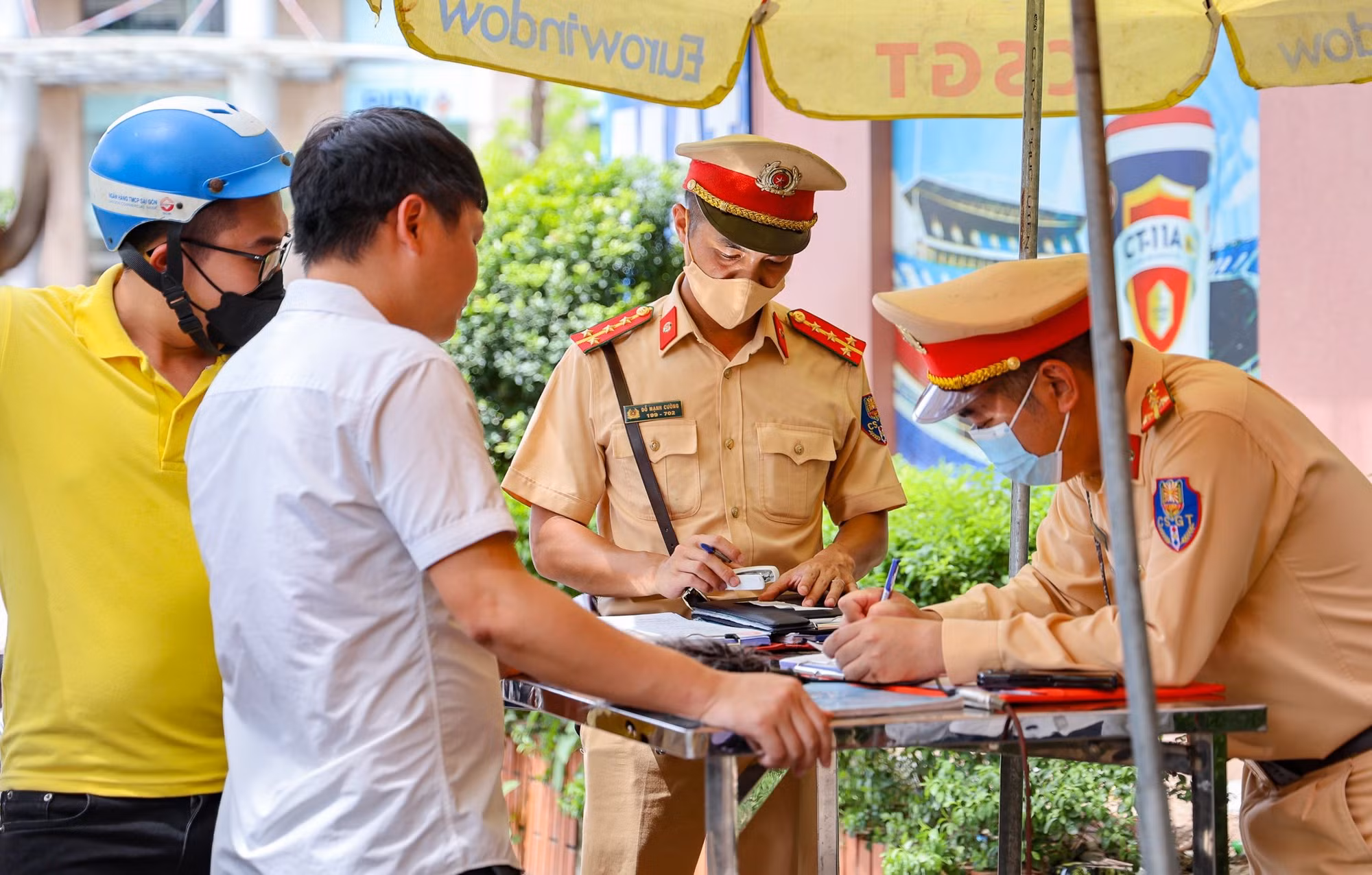 Cảnh sát giao thông Thủ đô phòng, chống tai nạn, ùn tắc giữa “chảo lửa” -0