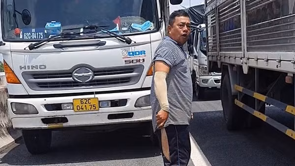 Tài xế xe tải&nbsp;cầm dao dọa chém lái xe cứu thương