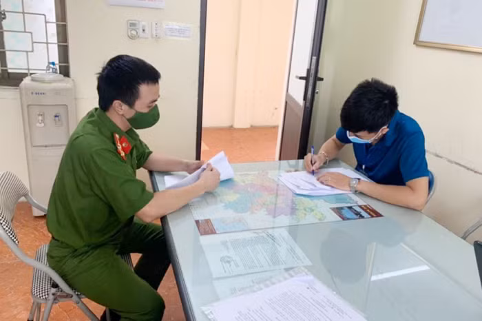 Theo chân cảnh sát môi trường tìm “nước bẩn” -0