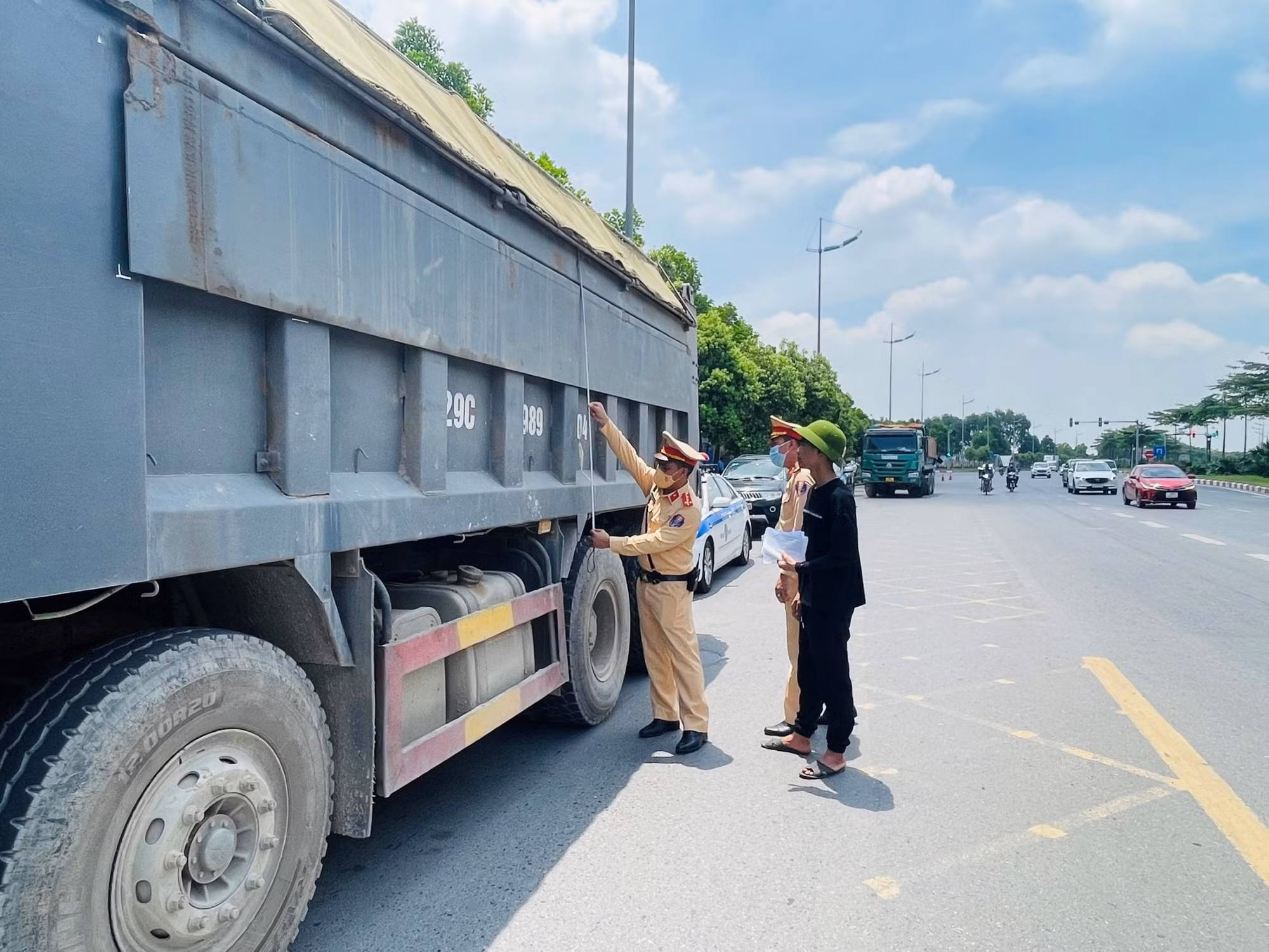 Lái xe quá tải “khóc thét” gọi điện thoại cầu cứu khi bị CSGT cắt thành, thùng -0