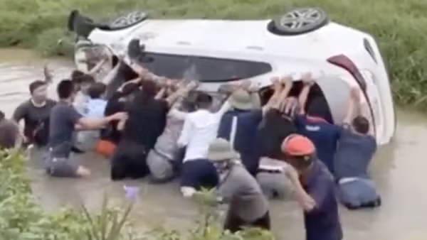 Hàng chục người giải cứu ô tô mất lái, lật ngửa dưới mương nước