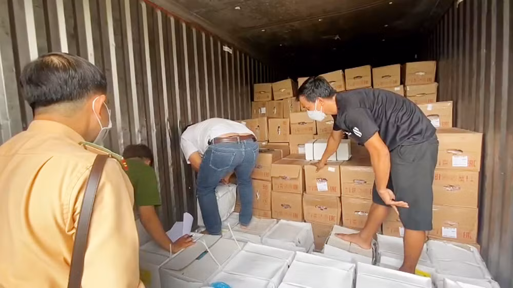 Bắt quả tang xe tải chở gần 16 tấn thịt heo không rõ nguồn gốc -0