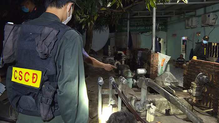 Hàng triệu lít xăng giả đã được tiêu thụ như thế nào? -0