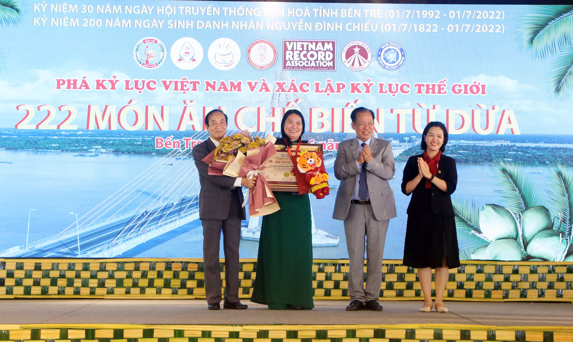 Bến Tre lập kỷ lục thế giới với 222 món ăn từ dừa -0