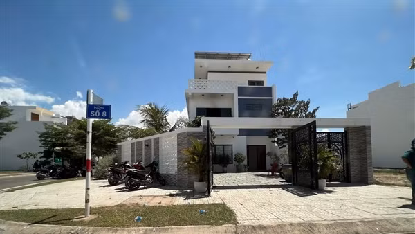 Người đàn ông nằm gục bên khẩu súng ngắn trong căn biệt thự đã tử vong ảnh 4